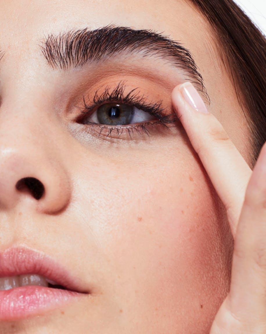 Model applies Skywash in Valley to eyes